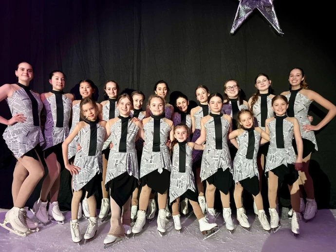 Patineuses du club en costumes imprimés de journaux, à la revue sur glace