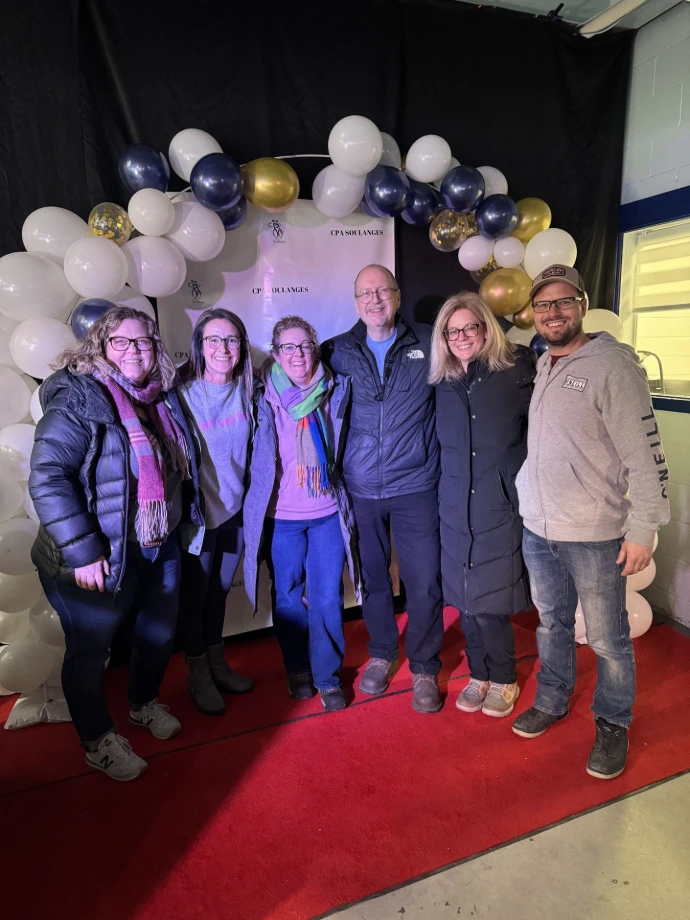 Bénévoles du CPA Soulanges devant une arche de ballons